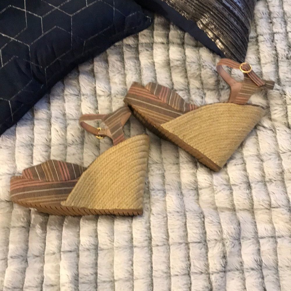 Beautiful striped Charles David espadrilles - Picture 5 of 7